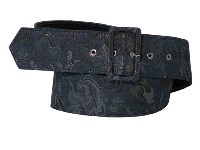 Damen Gürtel - Stoff Gürtel - A0777000 / 50, èrni nikelj Ženski tekstilni pasovi so izdelani iz tkanine naroènika.Tekstilni pasovi so v notranjosti ojaèeni in s spodnje strani podloženi z umetnim usnjem kar daje izdelku kompaktnost. Na ženskem pasu je v tkanino obleèena zaponka, na trn, ki je z rinèicami barvno usklajen.