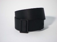 Lady belts - Belt of fabric - A0777100 / 50 Ženski tekstilni pasovi so izdelani iz tkanine naročnika. Tekstilni pasovi so v notranjosti ojačeni in s spodnje strani podloženi z umetnim usnjem kar daje izdelku kompaktnost. Na ženskem pasu je v tkanino oblečena zaponka, ki se zapenja na zavoro.